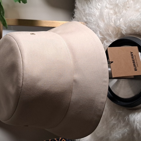 Burberry NWTs 3 Globe Logo Bucket Hat  Unisex - Picture 4 of 13